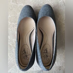 Life Stride Women's Gray Plaid Pumps
